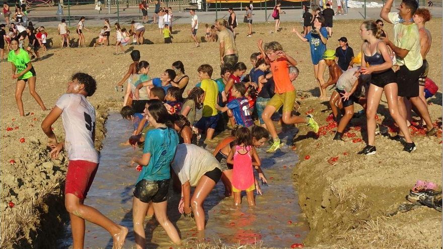 La Tomatada de Pedret i Marzà innova amb una pista d’obstacles i un tobogan
