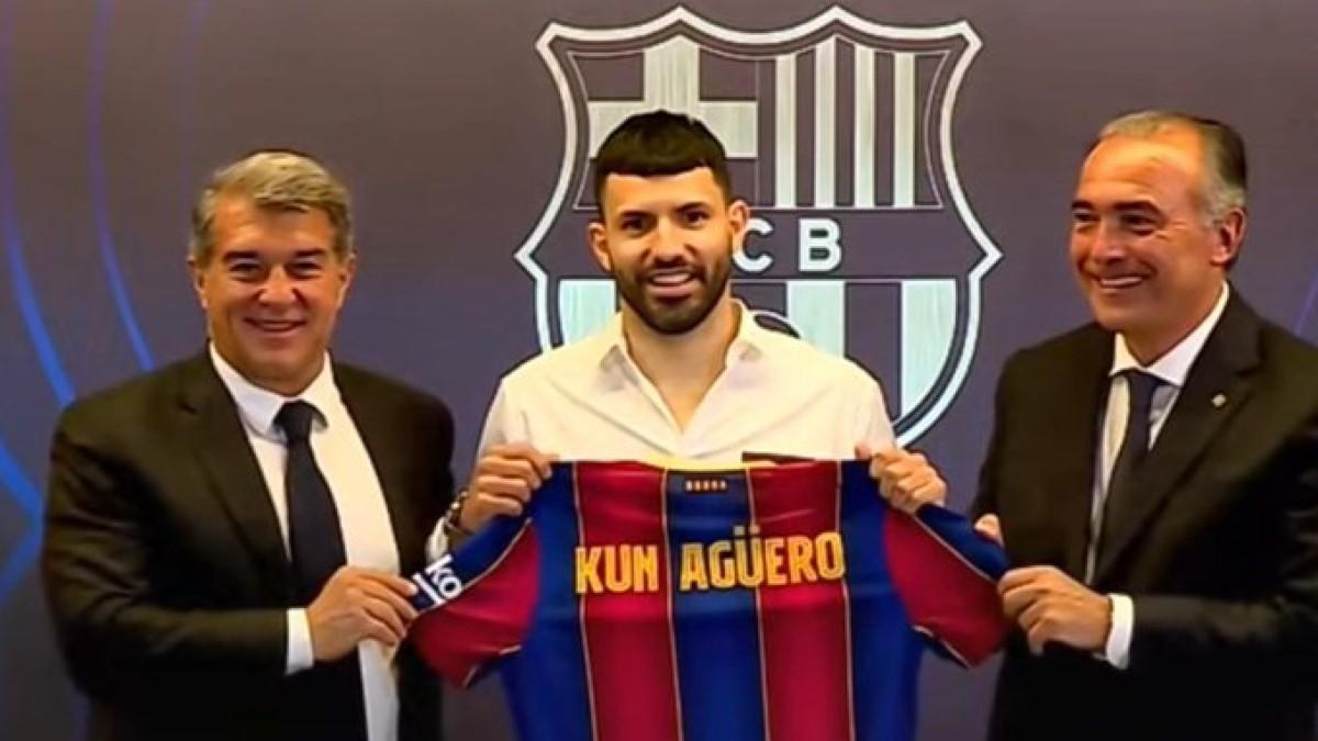 Así ha firmado Agüero su contrato con el FC Barcelnona