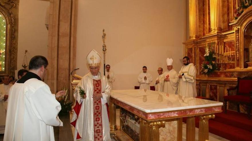 Rouco Varela bendice la iglesia de Santiago de Lorca