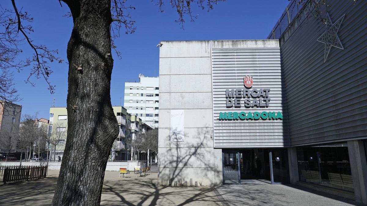 Exterior del Mercat Municipal de Salt amb el logotip de Mercadona.