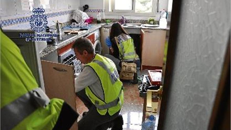 Agents de la Policia Nacional durant l&#039;escorcoll d&#039;un dels domicilis dels traficants.