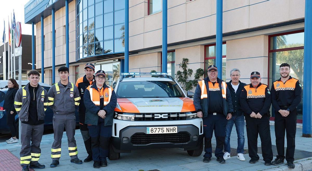 Voluntarios de Protección Civil, junto al todo terreno que han adquirido para prestar sus servicios. | L.O.