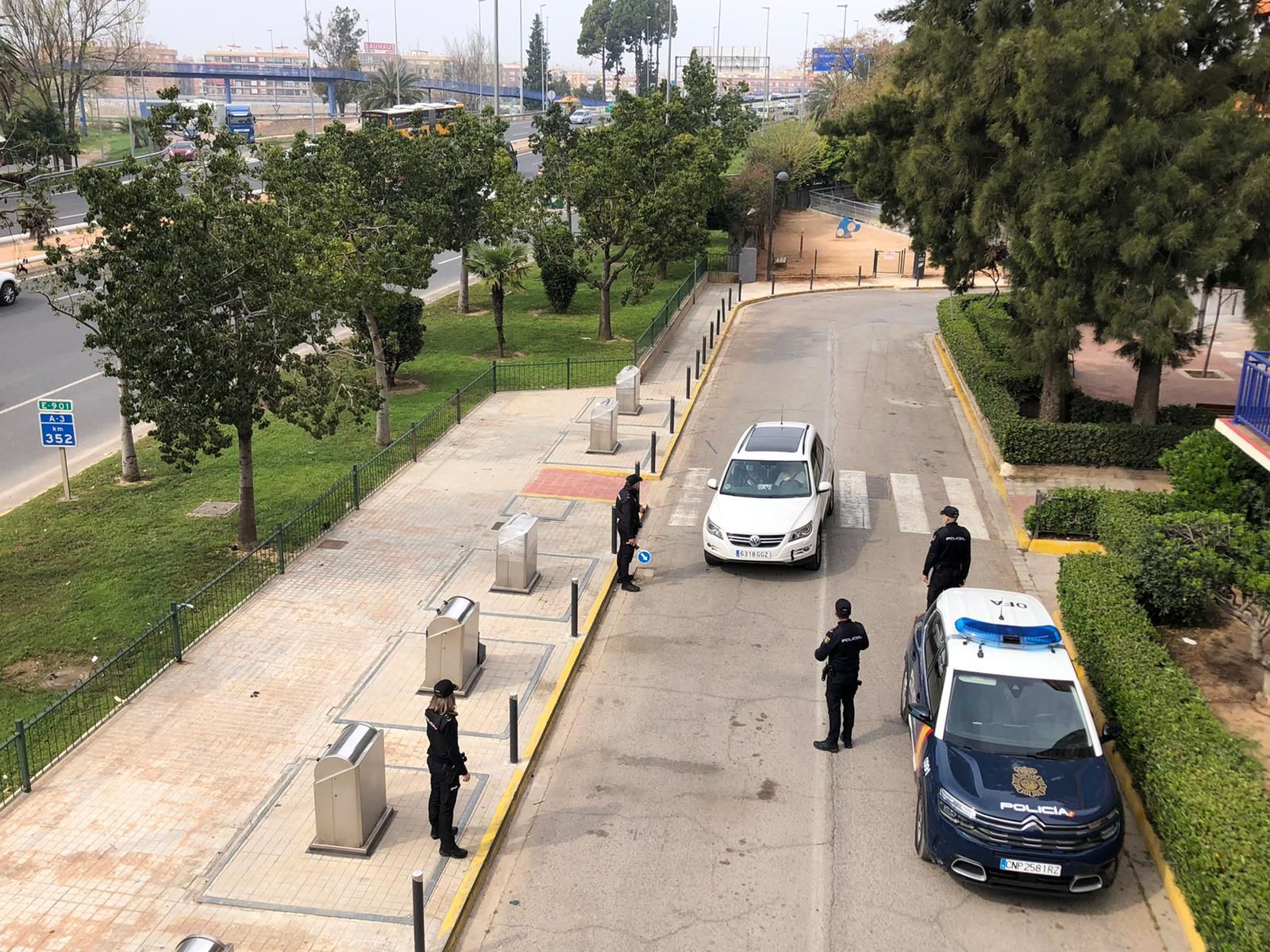 Control policial en la Avenida del Cid a la entrada de València desde Mislata