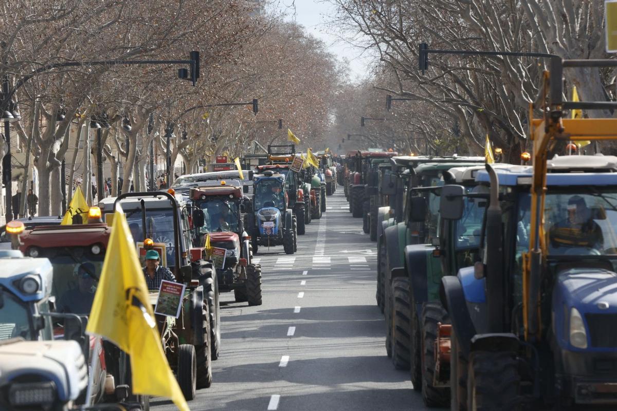 Colapso en las calles de València en el inicio de la tractorada por el acuerdo de la UE y el Mercosur