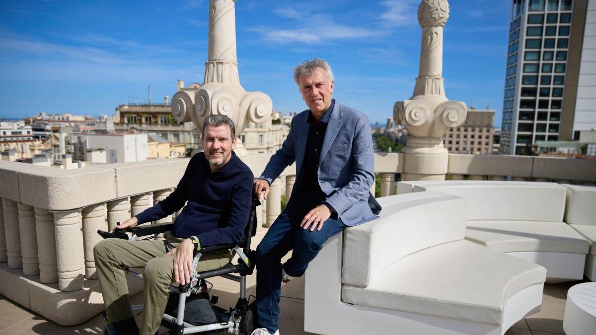 Juan Carlos Unzué y Xavi Torres, en la azotea del Hotel Casa Fuster de Barcelona