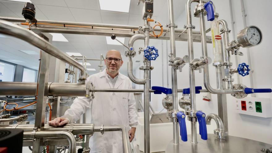 Luis Noriega, en la planta piloto del Instituto de Productos Lácteos de La Corredoria.