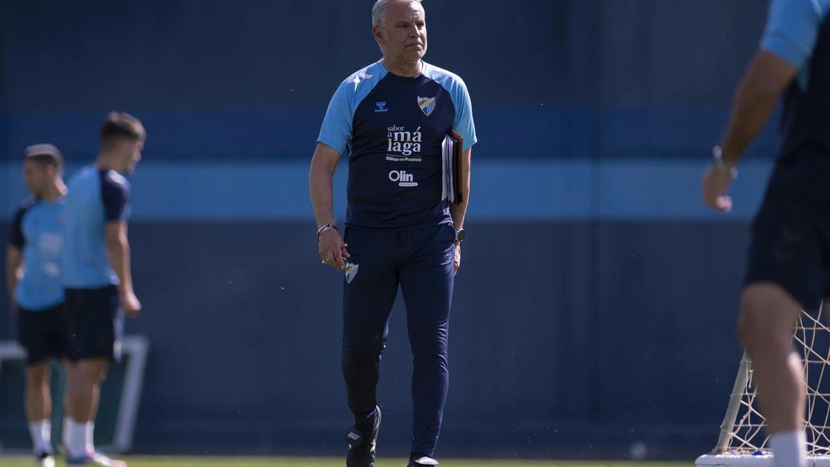 Pellicer, entrenador del Málaga CF, durante un entrenamiento.