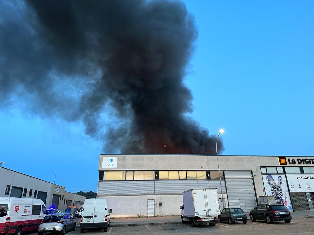 Un incendi destrossa una fàbrica de bicicletes i patinets a Vilablareix