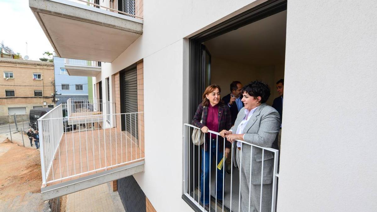 La consellera Paneque y la alcaldesa González en uno de los 38 pisos que se han entregado este viernes en la plaza Alfons Comín de Santa Coloma de Gramenet