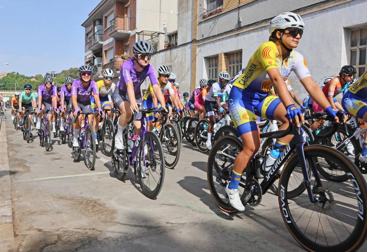 Així ha estat la sortida de la Volta Ciclista Femenina a Sant Vicenç de Castellet