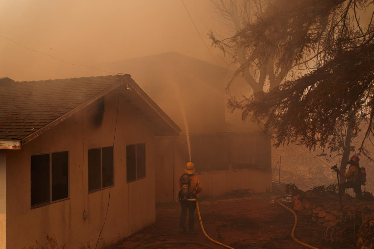 Lucha sin tregua contra el fuego en Hemet (California)