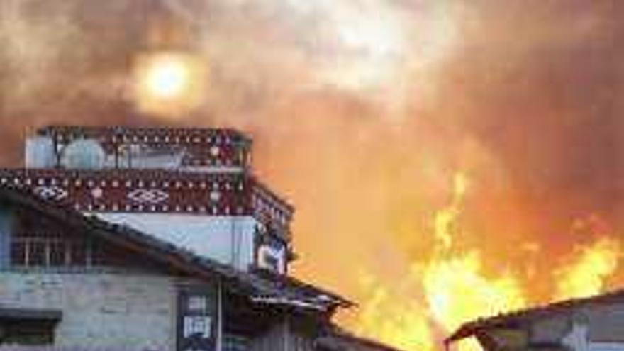 Un gran incendio arrasa un milenario pueblo tibetano de Shangri-la