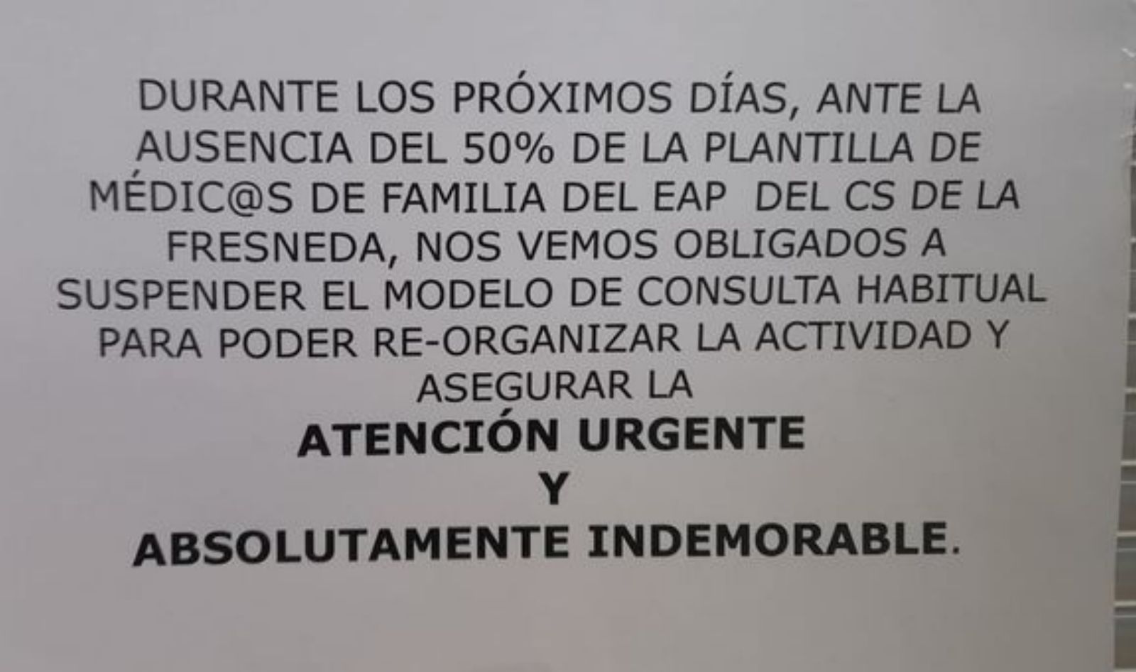 En el recuadro, el cartel que advierte de la falta de personal y de las medidas que se adoptan ante la situación.