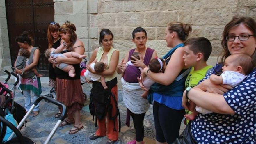 Un grupo de madres da el pecho a sus hijos delante del Museo Picasso el año pasado.