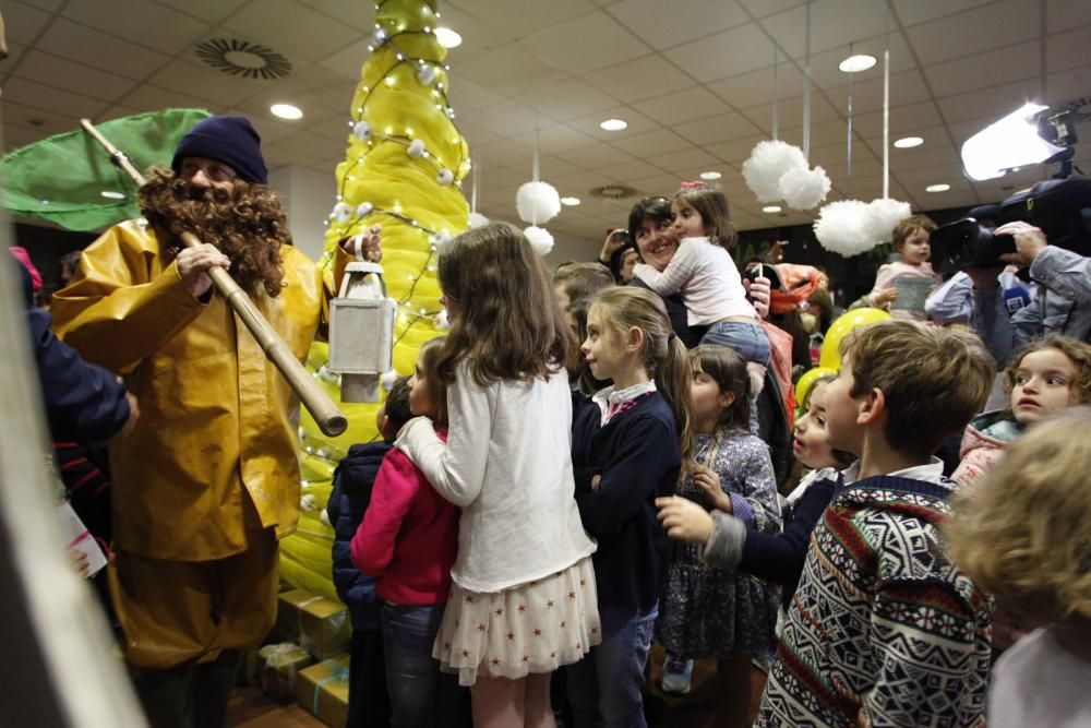 El angulero recoge cartas de los niños en el Acuario de Gijón