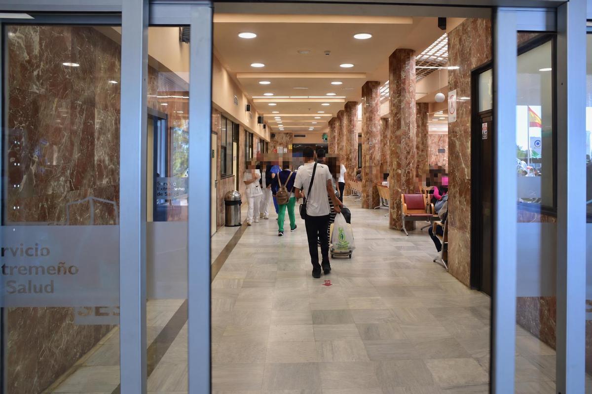 Una de las entradas del Hosptal Universitario de Badajoz.