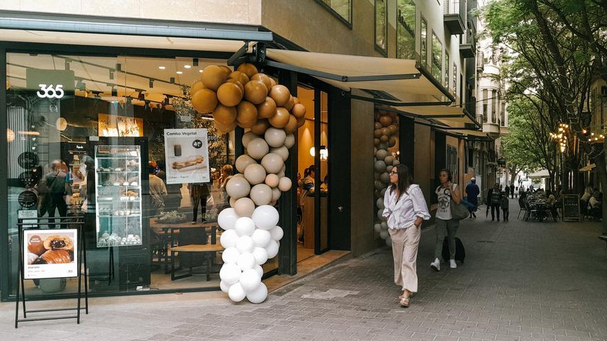 Grup 365 Obrador obre una fleca amb cafeteria al carrer d&#039;Àngel Guimerà