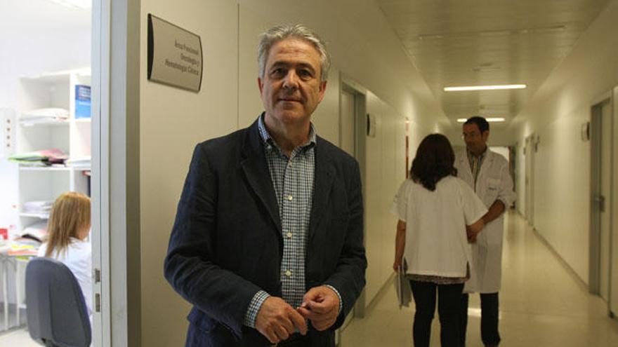 El doctor Emilio Alba en los pasillos del Clínico.