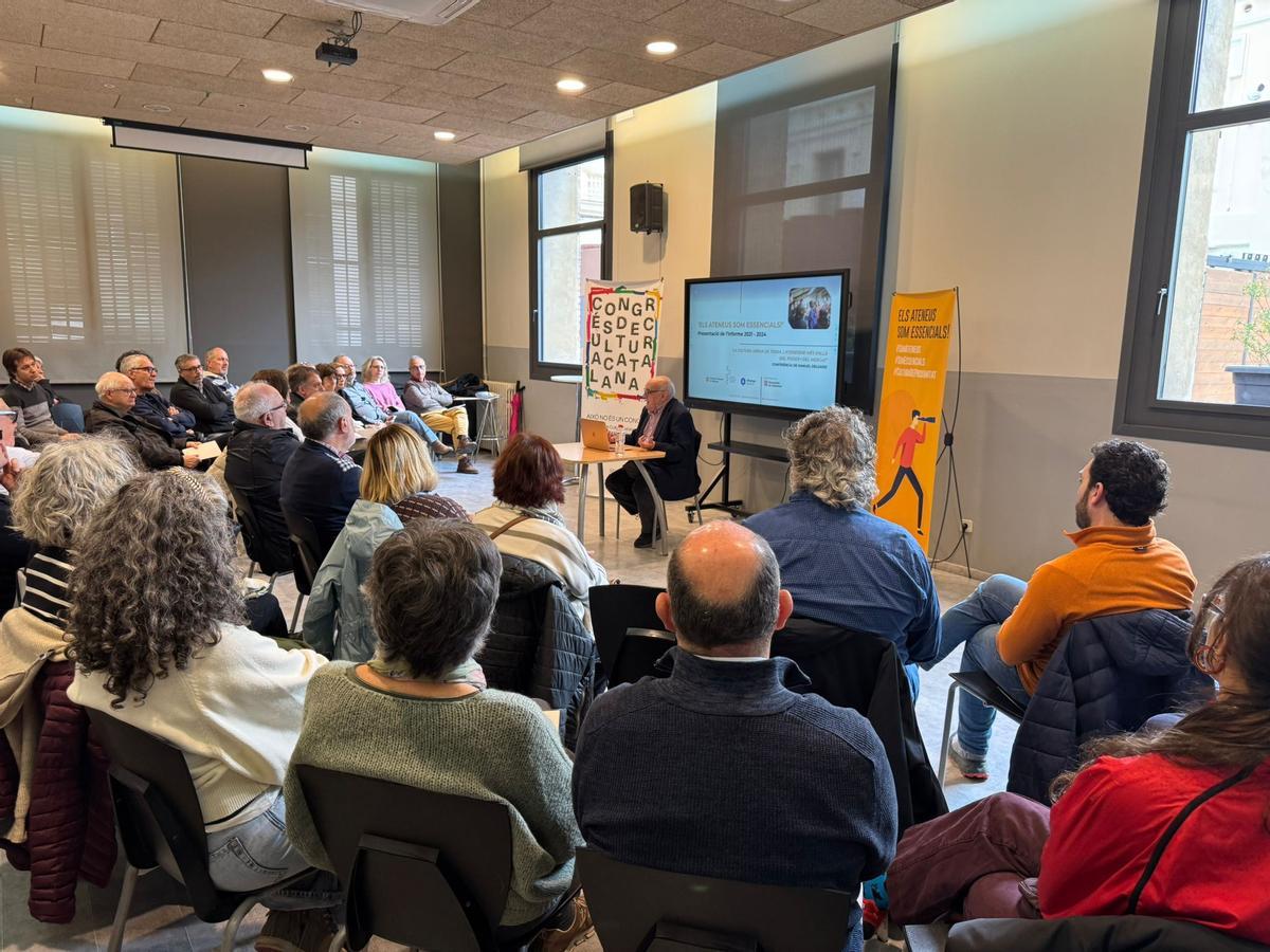 Un moment de la presentació de l’informe «Els Ateneus Som Essencials!» a l’Ateneu Igualadí aquest dissabte