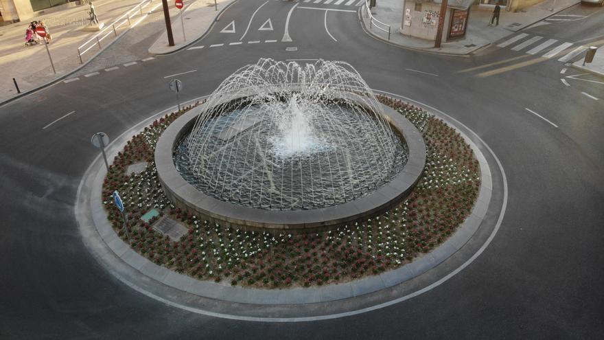 Renovación floral en la fuente de la plaza de Alemania de Zamora