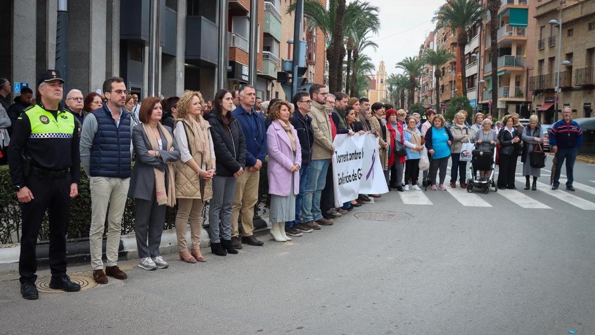 Minuto de silencio en Torrent por el 25N
