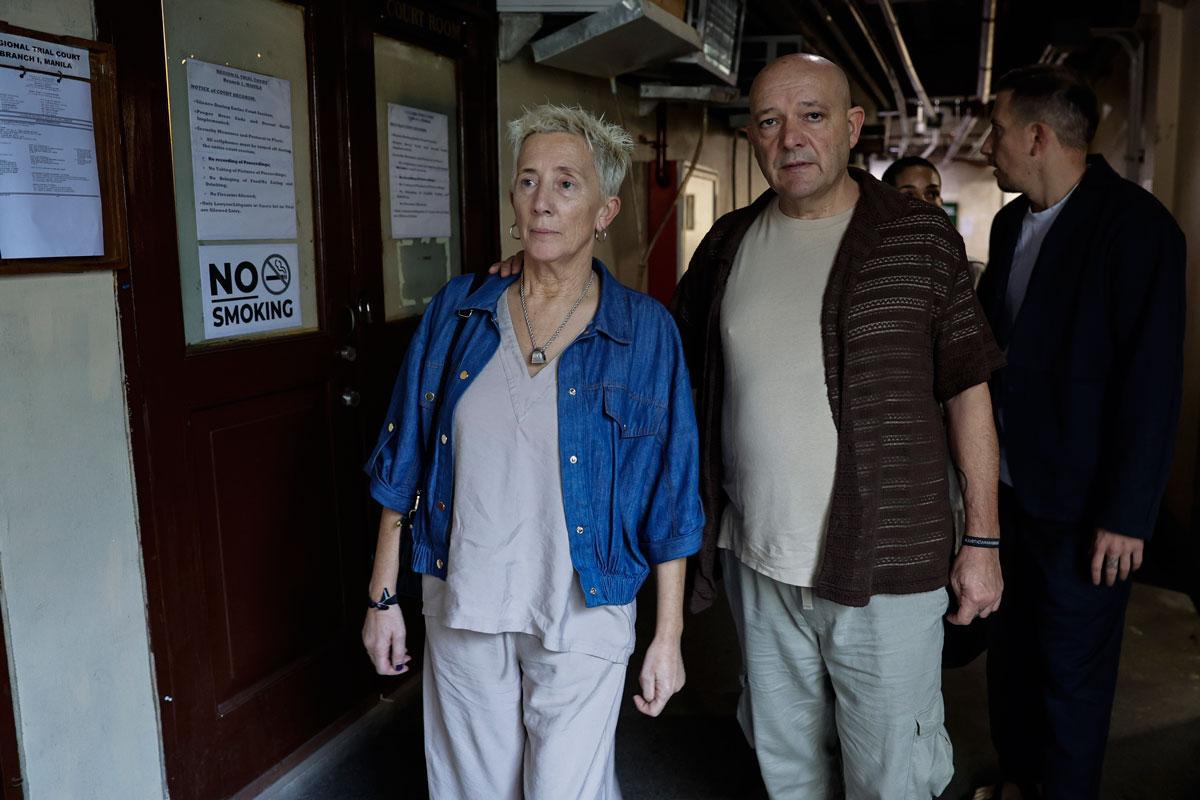 Los padres de Diego Bello tras declarar en el juicio en Manila.