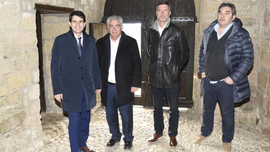 Marc Castells, a l&#039;esquerra i al costat de l&#039;alcalde Josep Tarín, en la  visita d&#039;aquest dimarts al castell de Talamanca