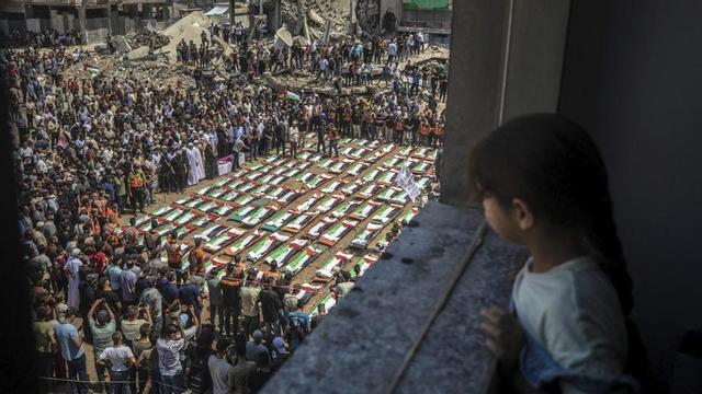 Funeral a Gaza, ahir, de 112 víctimes d’atacs israelians el 2023, recuperades ara sota la runa.Centenars de palestins assisteixen a Gaza al funeral massiu de 112 víctimes d’atacs israelians el 2023 que encara no havien sigut enterrades. | MOHAMMED SABER / EFE