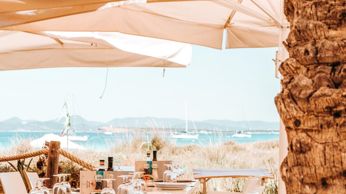 El restaurante Juan y Andrea está situado en plena naturaleza junto a las aguas cristalinas de Formentera