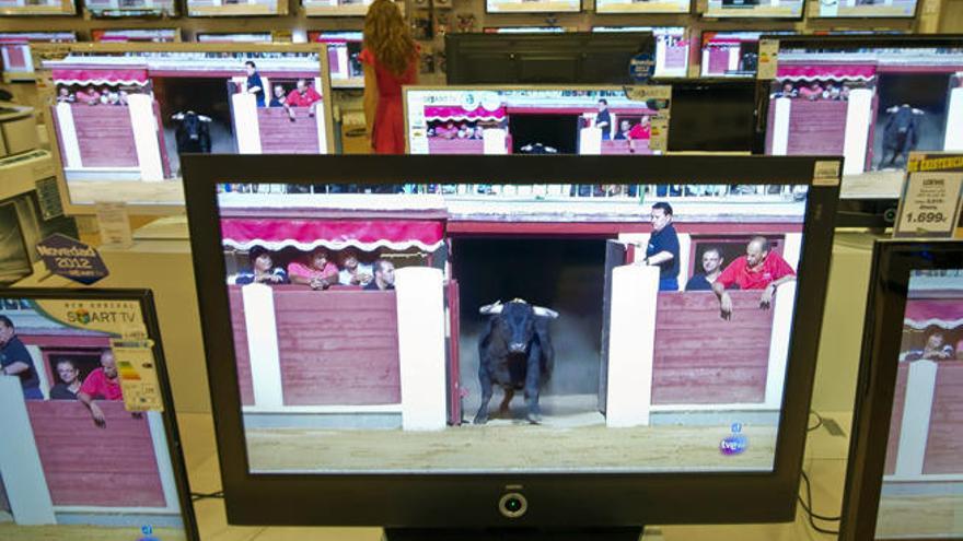 Varios televisores en un centro comercial emiten una corrida de toros en TVE // ELIAS MORATE