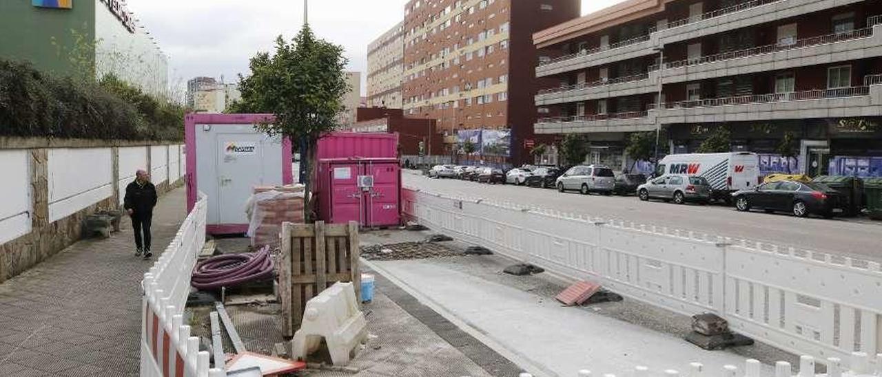 Material &quot;aparcado&quot; desde hace meses en un tramo de obra situado en Travesía de Vigo. // Alba Villar