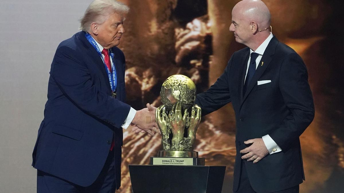 Gianni Infantino, presidente de la FIFA le entrega al presidente Donald Trump el Premio de la Paz