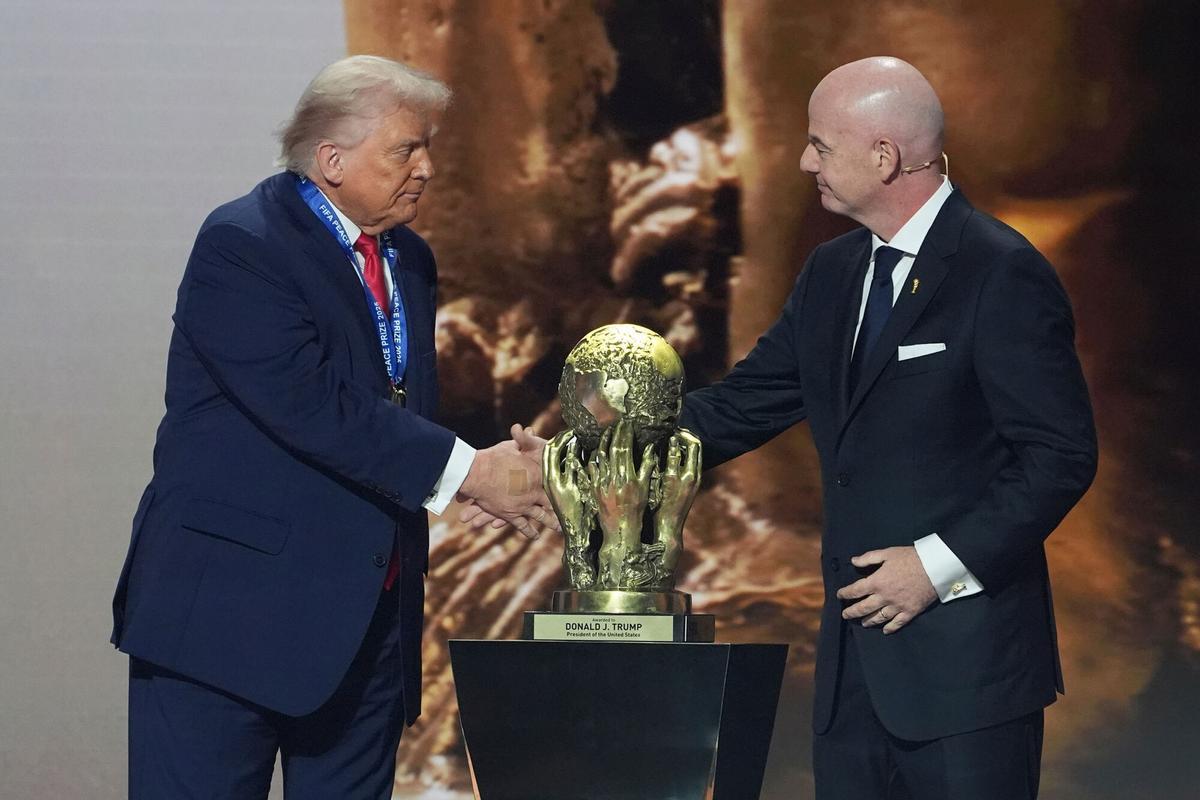 Gianni Infantino, presidente de la FIFA le entrega al presidente Donald Trump el Premio de la Paz