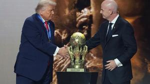 Gianni Infantino, presidente de la FIFA le entrega al presidente Donald Trump el Premio de la Paz