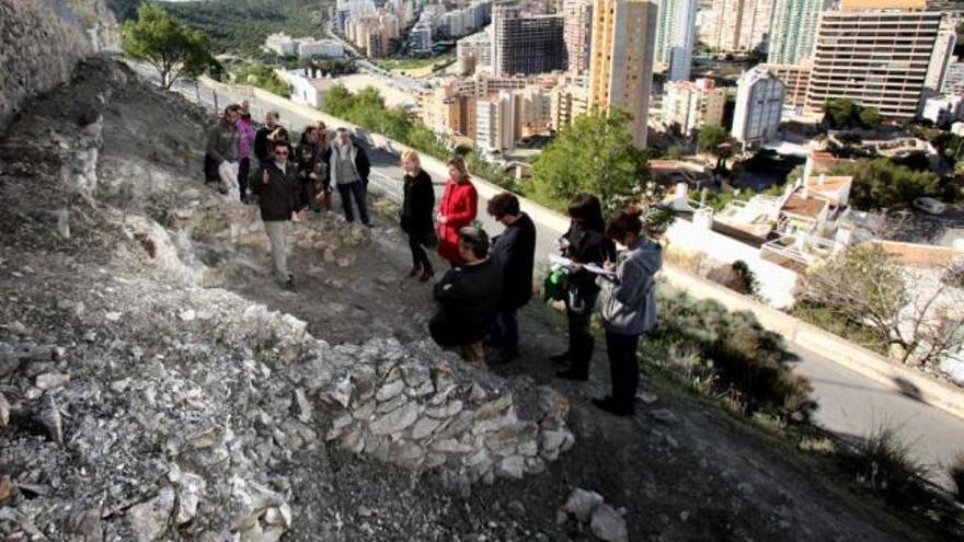 Imagen de la visita realizada ayer al yacimiento tras las tareas de limpieza del área de Patrimonio Histórico.