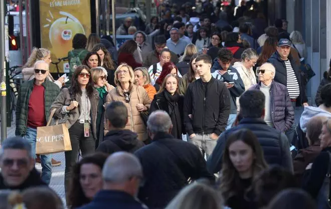 La calle Colón de València, abarrotada en el Black Friday