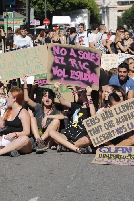 Protesta de estudiantes en Valencia contra la reválida