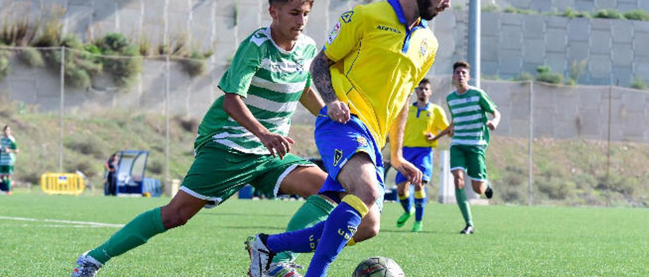 Nano, con el balón durante el encuentro Las Palmas-Sobradillo en el Anexo Estadio Gran Canaria.