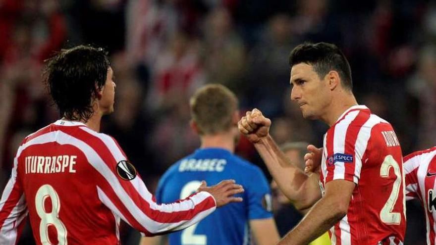 Iturraspe felicita a Aduriz tras uno de sus cinco goles.