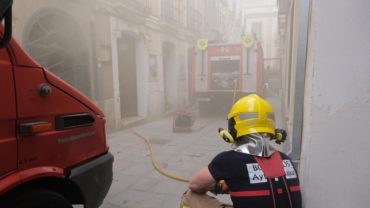 La calle invadida por el humo una vez que han roto los cristales de la ventana