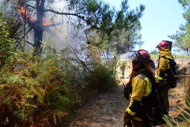 Trabajos de extinción del incendio en Barra (Cangas)