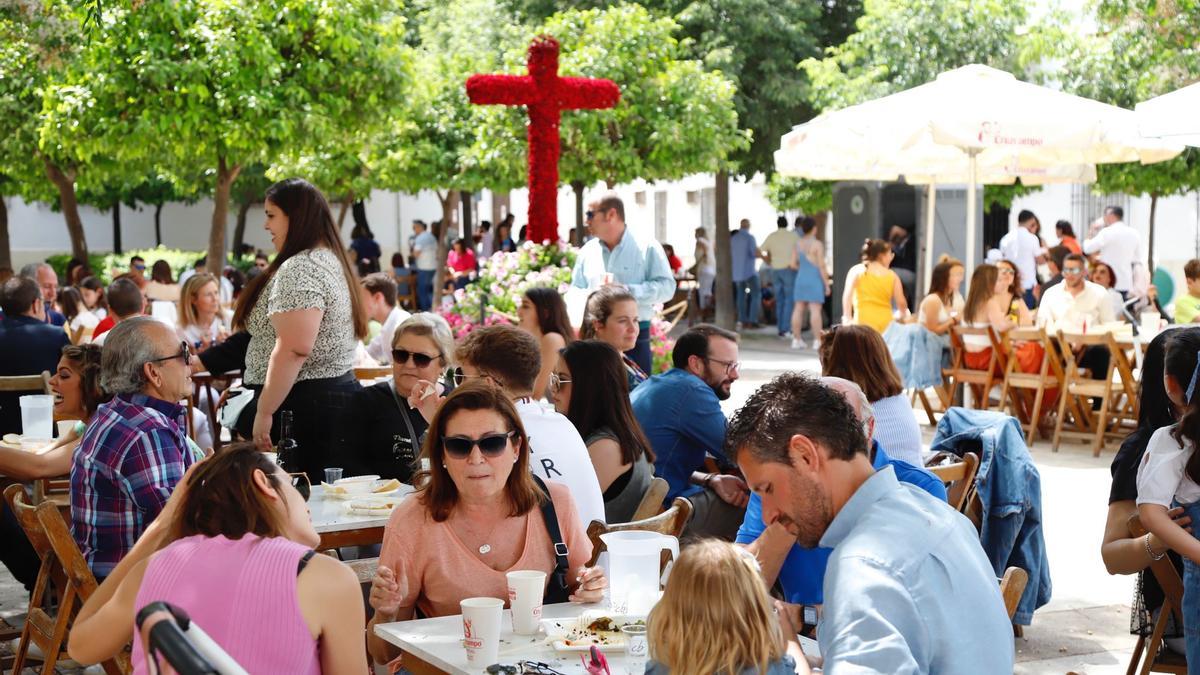 Ambiente en la cruz de la hermandad del Buen Suceso, en la plaza de Juan Bernier.