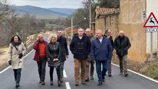 Mejoran la carretera entre Ferreras de Arriba y Ferreras de Abajo, deteriorada por los camiones con madera quemada