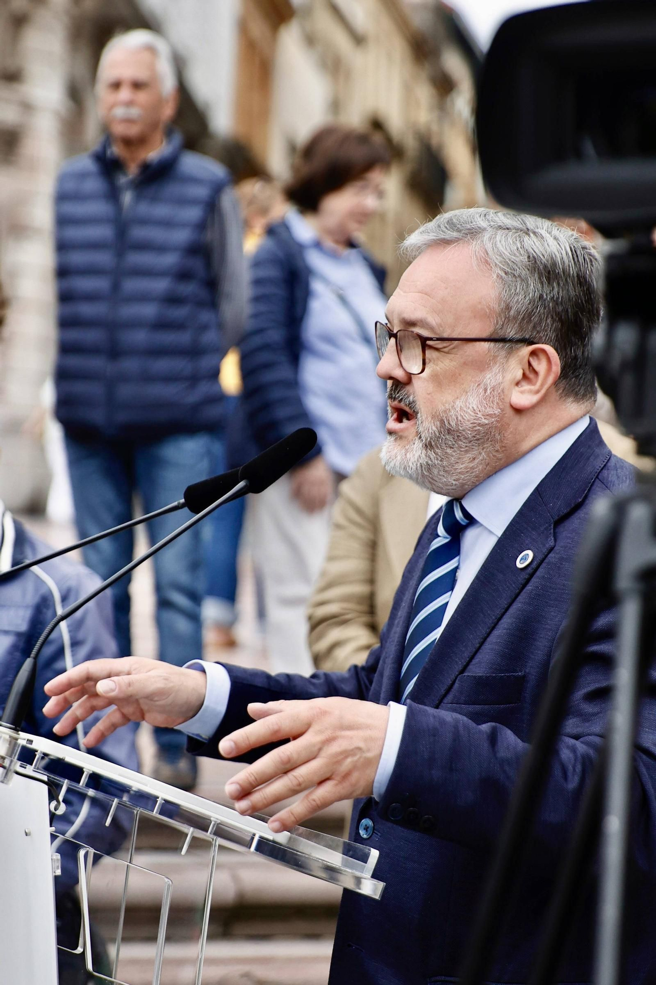 Cientos de brazos al aire junto a la Catedral de Oviedo para que la sidra sea patrimonio de la humanidad