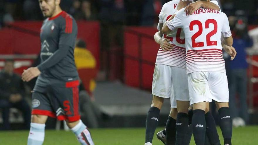 Los jugadores del Sevilla celebran el cuarto gol en su partido contra el Celta en el Sánchez Pizjuán.