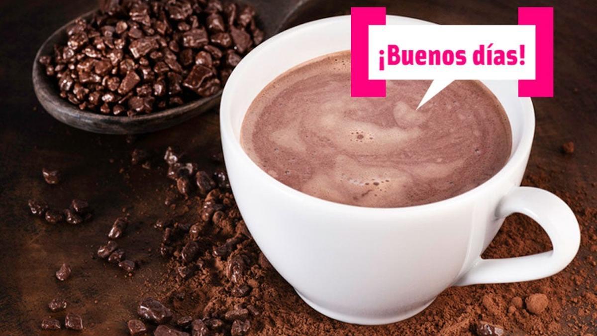 Una taza de café con chocolate caliente