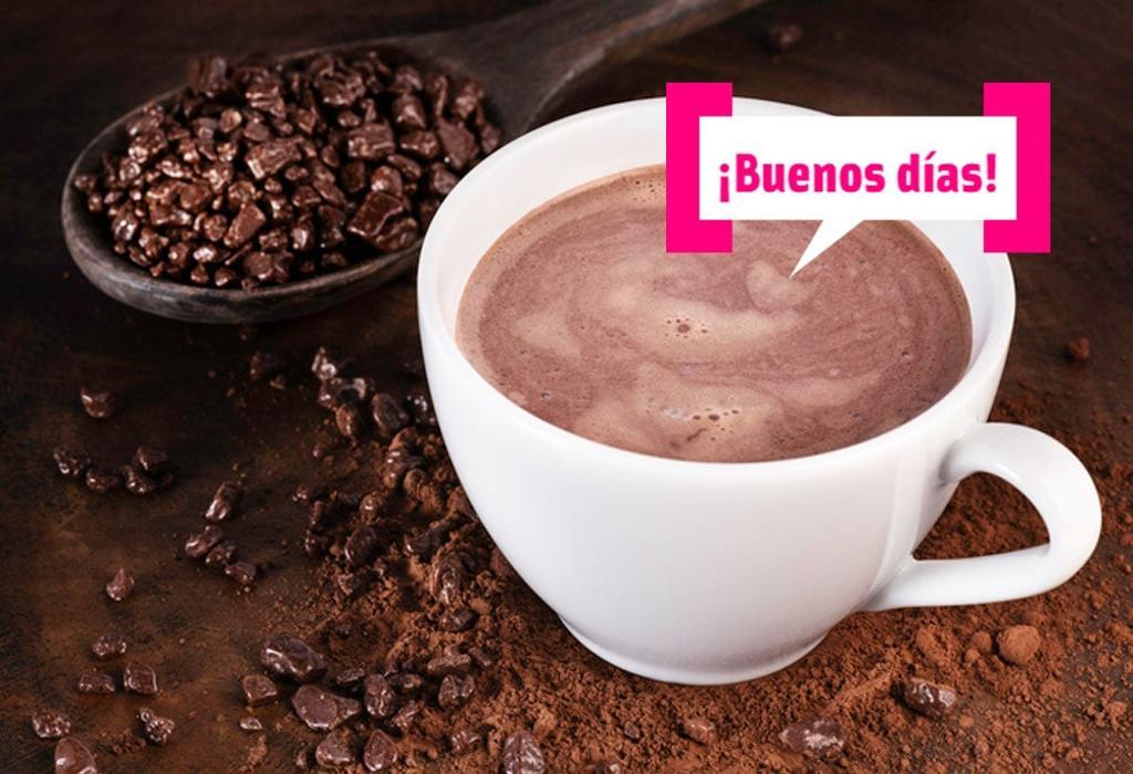 Una taza de café con chocolate caliente