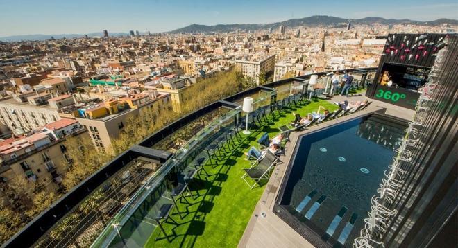 Azotea circular del hotel Barceló Raval de Barcelona