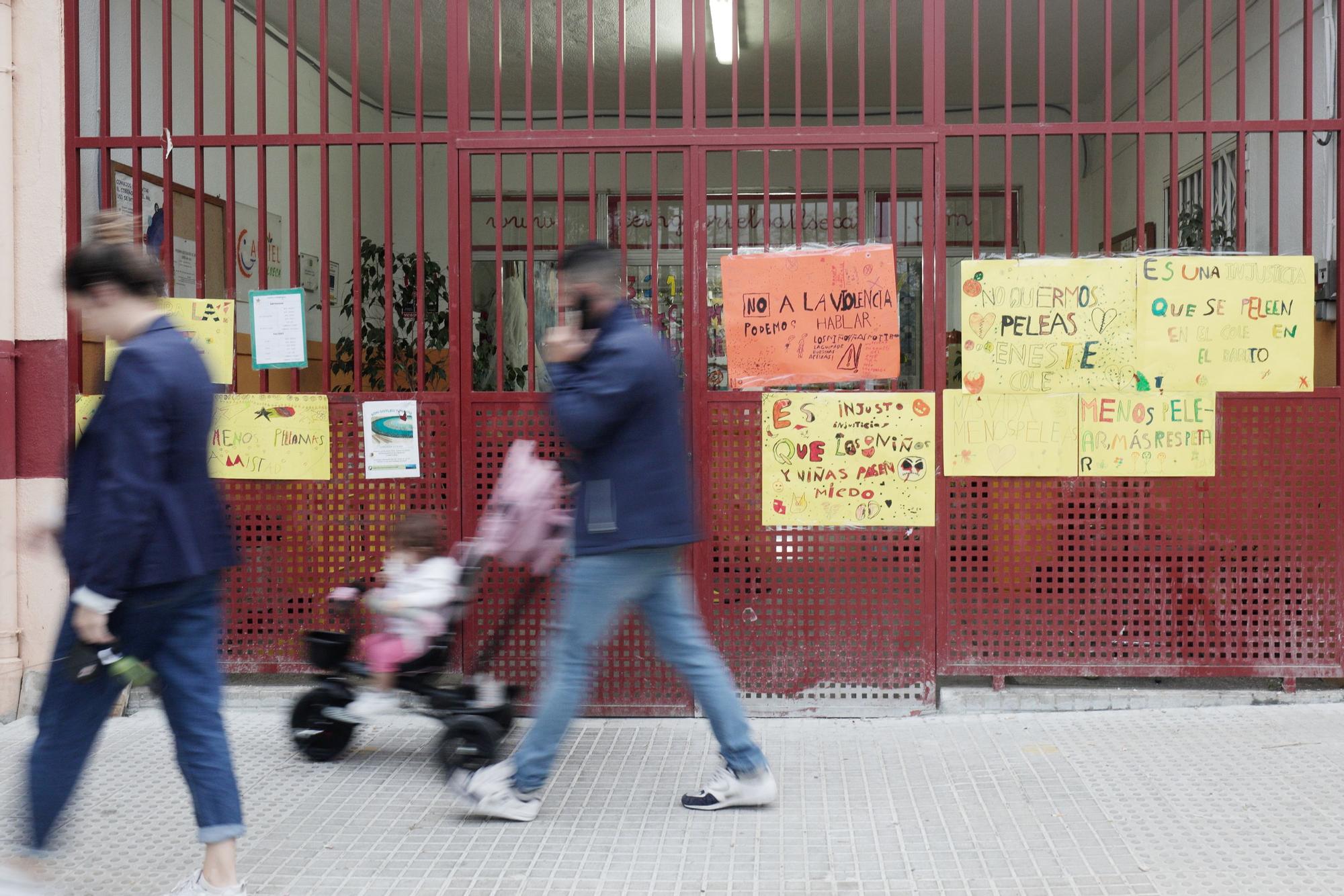 Los alumnos del colegio Gabriel Vallseca cuelgan carteles y dibujos en apoyo a su directora