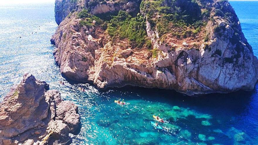 Furor de kayaks en la costa de acantilados de Xàbia